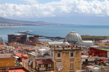 Napoli 'nin havadan görünüşü bazilika dello Spirito Santo' nun yanı sıra Santa Chiara Bazilikası, Santissima Trinit dei Pellegrini, Aziz Nicholas Kilisesi, Santa Maria Donnalbina Kilisesi üzerine kurulmuştur..