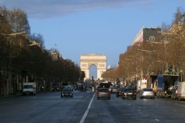 Paris, Fransa - 16 Ocak 2018 Kışın Champs Elysees Bulvarı 'nda yapraksız ağaçlar ve Zafer Takı.