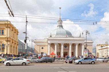 Moskova, Rusya - 08 Temmuz 2018: Komsomolskaya, Koltsevaya hattında, Krasnoselsky Bölgesi 'nde bulunan bir Moskova metro istasyonudur. İstasyon, Moskova 'nın en işlek taşıma merkezinin altında yer almasıyla ünlüdür..