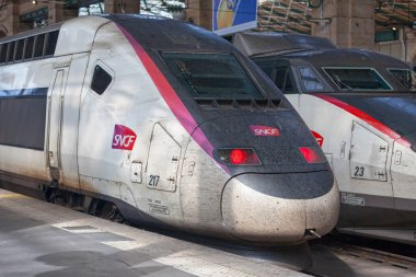 Paris, Fransa - 17 Temmuz 2017: Gare du Nord 'da eskisinin yanında TGV Sud-Est' in yeni modeli.