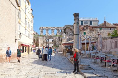 Split, Hırvatistan - 14 Nisan 2019: Gümüş Kapı (Hırvatça: Srebrna vrata) yakınlarında yürüyen turistler veya bir zamanlar Diocletian Sarayı olan yıldız mezunu (eski kent) içindeki dört ana Roma kapısından biri olan 