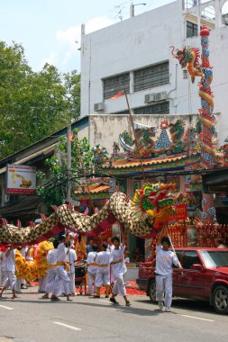 Bangkok, Tayland - 26 Eylül 2011: Çin Mahallesi 'ndeki Siang Kong Tapınağı' nın dışında ejderha dansı.