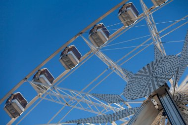 Arkasında mavi bir gökyüzü olan Paris 'in dönme dolabına yaklaş..