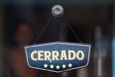 Bir dükkanın vitrinindeki eski moda levhada İspanyolca 