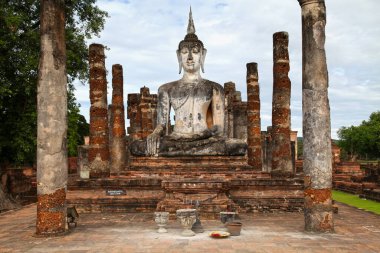 Buda heykeli Wat Mahathat, Sukhothai 'de nilüfer konumunda..