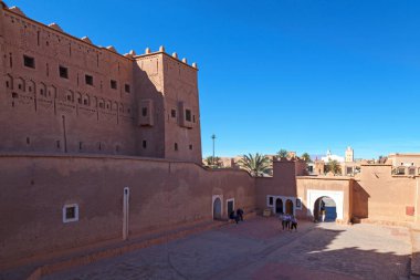 Ouarzazate, Fas - 30 Ocak 2019: Kasbah Taourirt 'in ana girişindeki avlu.