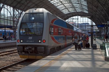 Prag, Çek Cumhuriyeti - 16 Haziran 2018: The CD Class 471 (diğer adıyla CityElefant) Esk Drhy 'ye ait bir banliyö trenidir. Prag ana tren istasyonunda yolcu bekliyor..