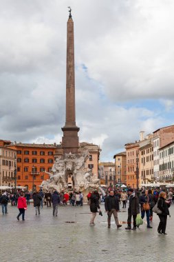 Roma, İtalya - 18 Mart 2018: Dört Nehir Pınarı Navona Meydanı 'nda bir çeşmedir. 1651 yılında Gian Lorenzo Bernini tarafından aile sarayı Palazzo Pamphili olan Papa X için tasarlandı..