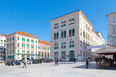 Split, Hırvatistan, 17 Nisan 2019: Adriyatik Denizi 'nin karşısındaki Plaza de la Repblica' yı çevreleyen Prokurative.