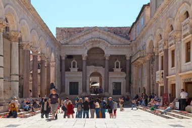 Split, Hırvatistan, 17 Nisan 2019: Eski kentteki Peristil Meydanı, İmparator Diocletian 'ın Jüpiter' in yaşayan oğlu olarak anılması planlanan eski sarayın merkez meydanı..