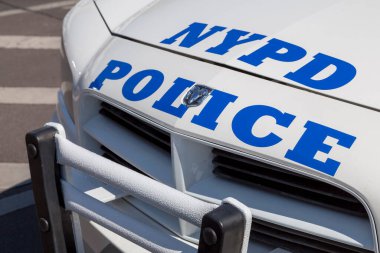 New York City, New York - 01 Haziran 2019: 4x4 NYPD polisinin ön tamponuna yakın çekim.