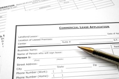 Ticari bir kira başvuru formunun üstündeki kalem..