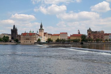 Charles Köprüsü 'nün (Çekçe: Karlv most) Bedrich Smetana Müzesi ve Prag' daki diğer binaların yanındaki Eski Şehir Köprüsü..