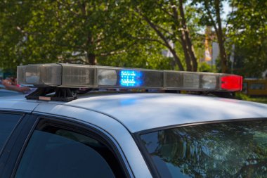 Bir Amerikan polis arabasının sirenine yakın çekim..