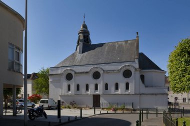 Compiegne, Fransa - 27 Mayıs 2020: Saint-Louis Şapeli belediyenin polis karakolunun karşısındaki Place de la Croix Blanche 'da yer almaktadır..