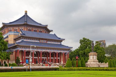 Guangzhou, Çin - 16 Ağustos 2018: The Sun Yat-sen veya Zhongshan Memorial Hall Çin 'in Guangzhou eyaletinin başkenti Guangzhou' da sekizgen şeklinde bir binadır..