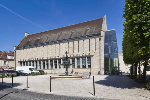Compiegne, Fransa - 27 Mayıs 2020: Saint-Corneille kütüphanesi eski Saint-Corneille manastırında bulunan bir kütüphanedir.