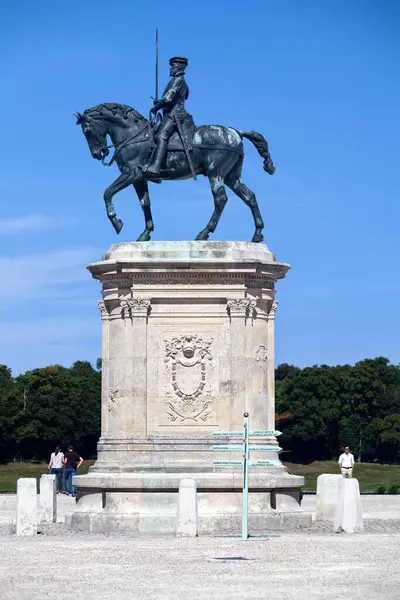Chantilly, Fransa - 03 Eylül 2016: Anne de Montmorency binicilik anıtı. Anne Montmorency Dükü, Jartiyer Fahri Şövalyesi, Fransız asker, devlet adamı ve diplomattı..