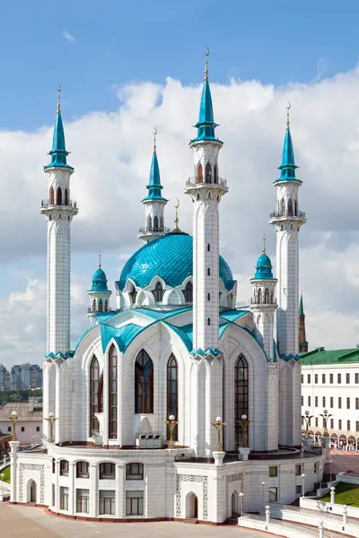 Kazan, Rusya - 10 Temmuz 2018: Kazan Kremlin 'deki Kul Şerif Camii, Rusya' nın en büyük camilerinden biri ve İstanbul 'un dışındaki Avrupa' nın en büyük camilerinden biri olarak biliniyordu..