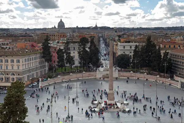 Roma, İtalya - 17 Mart 2018: Piazza del Popolo Roma 'da büyük bir şehir meydanıdır. Meydana, meydanın kuzeydoğu köşesindeki Santa Maria del Popolo kilisesinin adı verildi..