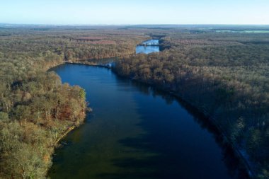 Etangs de Commelles, Oise departmanının güneyindeki Orry-la-Ville ve Coye-la-Foret komünlerinde yer alır. 13. yüzyılda Theve Vadisi 'nde oluşturulan yer, Chantilly Ormanı' nın en sevilen yerlerinden biridir.