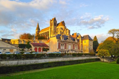 The Church of St. Nicholas (French: Eglise Saint-Nicolas), also known as Priory Church of Saint-Leu-d'Esserent (French: Eglise prieurale de Saint-Leu-d'Esserent) is a church of Romanesque and Gothic styles located in the town of Saint-Leu-d'Esserent clipart