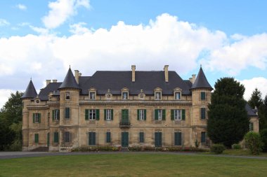 Lamorlaye, Fransa - 19 Eylül 2012: Hauts-de-France bölgesinde Oise Bölümü 'nde Chateau de Lamorlaye.