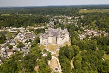 Pierrefonds, Fransa - 26 Mayıs 2020: Pierrefonds Şatosu, Fransa 'nın Hauts-de-France bölgesinde, Compiegne Ormanı' nın güneydoğu kıyısında yer alan heybetli bir kaledir..