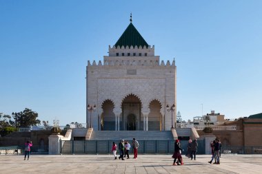 Rabat, Fas - 25 Ocak 2019: Muhammed V anıtı, Hasan Kulesi 'nin karşı tarafında Yacoub al-Mansour geçidinde yer alan bir mozoledir..