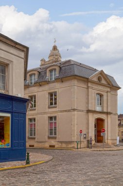 Senlis, Fransa - 19 Temmuz 2017: Bibliotheque Belediyesi, Senlis 'in tarihi bölgesinde. (Oise).