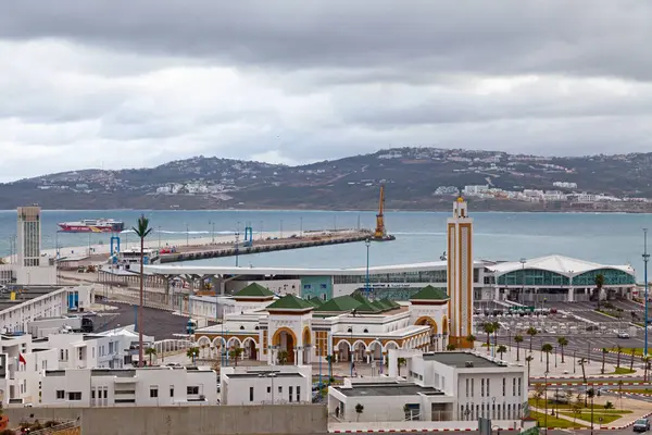 タンジェ モロッコ 2019年1月23日 ポートモスクとフェリーをタリファに残してポートの空中ビュー ストック写真