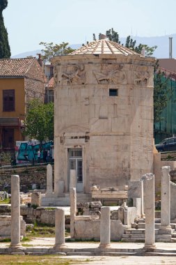 Atina, Yunanistan - 27 Nisan 2019: Roma forumunun kalıntıları ve Rüzgâr Kulesi (Andronikos Kyrhestes 'in Horolojisi)).