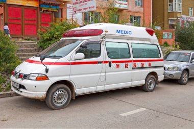 Ulaanbataar, Moğolistan - 31 Temmuz 2018: Ambulans başkentin bir caddesine park etti.