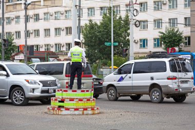 Ulaanbataar, Moğolistan - 31 Temmuz 2018: Polis kavşakta trafik yapıyor.