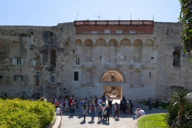 Split, Hırvatistan - 16 Nisan 2019: Altın Kapı (Hırvatça: Zlatna Vrata), Diocletian Sarayı 'na 4. yüzyıldan kalma, kemerli ve süslü heykelleri olan bir Roma girişi..