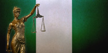 Nijerya bayrağı önünde küçük bronz bir Adalet Heykeli..