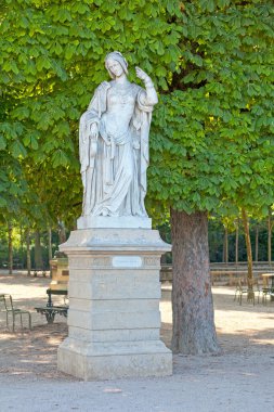 Paris Jardin du Lüksemburg 'daki Clemence Isaure Heykeli (yarı efsanevi ortaçağ figürü). Bu heykel, merkez bahçeleri ve göleti çevreleyen bir dizi beyaz mermer kadın heykelinin bir parçası..