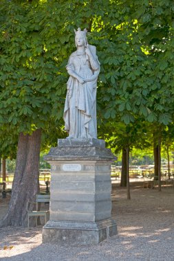 Paris 'teki Jardin du Lüksemburg' da Fransa Kraliçesi Sainte Bathilde 'nin (626 ila 680) heykeli. Bu heykel, merkez bahçeleri ve göleti çevreleyen bir dizi beyaz mermer kadın heykelinin bir parçası..