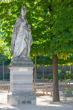 Anjou 'lu Margaret, İngiltere Kraliçesi ve Fransa Kraliçesi (1429-1482) Paris Jardin du Lüksemburg' da. Bu heykel, merkez bahçeleri ve göleti çevreleyen bir dizi beyaz mermer kadın heykelinin bir parçası..