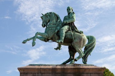 Heykeltıraş Cebrail Dubray tarafından Napolyon Anıtı 1865 'te, Rouen Belediye Binası' nın karşısındaki General de Gaulle 'ün yerinde açıldı..