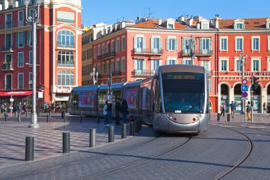 Nice, Fransa - 26 Mart 2019: The Nice tramvayı (Fransızca: Tramway de Nice) Provence-Alpes-Cote d 'Azur' da Nice şehrinde 27.5 kilometrelik (17.1 mi) üçlü tramvay..
