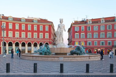 Nice, Fransa - 27 Mart 2019: Güneş Pınarı (Fransızca: Fontaine du Soleil) şehir merkezindeki Place Massena 'da.