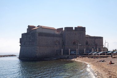 Toulon, Fransa - 24 Mart 2019: Saint-Louis Kalesi (ayrıca Vignettes Kalesi olarak da bilinir), 17. yüzyılın sonlarında Louis 'in düşman istilasına karşı limanı korumak amacıyla Toulon' da inşa edilmiş bir top kulesidir..