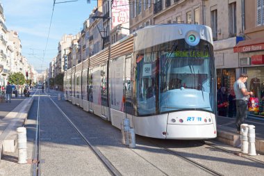 Marsilya, Fransa - 23 Mart 2019: Marsilya tramvayı (Fransızca: Tramway de Marsilya), 32 istasyona hizmet veren ve 15.8 kilometre (9.8 metre) üzerinde çalışan bir tramvay sistemidir..