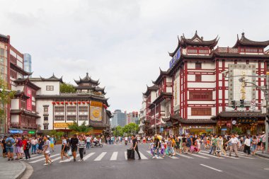 Şangay, Çin - 11 Ağustos 2018: Şangay 'ın ünlü turizm merkezi Yuyuan Garden yakınlarındaki eski Şangay şehrinde Fang Bang Zhong Lu (Yuan Market) ana caddesi.