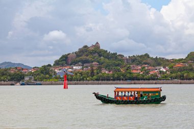 Xiamen, Çin - 14 Ağustos 2018 Gulangyu Adası 'ndan geçen tekne.
