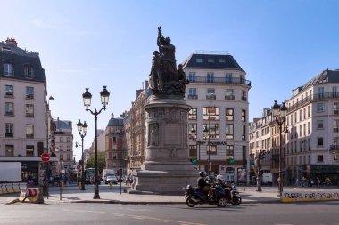 Paris, Fransa - 21 Eylül 2020: Place de Clichy 'de yer alan Mareşal Moncey Anıtı 1814 yılında Rus askerlerine karşı Paris' in savunması anısına inşa edilmiştir..