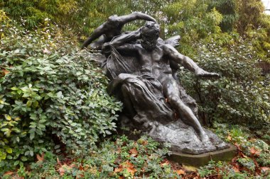 Paris, Fransa: 30 Kasım 2017: 1889 'da heykeltıraş Rodin tarafından Victor Hugo anıtı yapıldı. Bronz heykel Paris 'in 16. semtinde Victor Hugo Bulvarı ve Henri-Martin Bulvarı' nın köşesinde yer almaktadır..