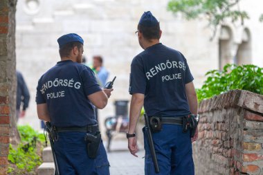 Budapeşte, Macaristan - 22 Haziran 2018: Castle Hill 'de devriye gezen iki polis memuru.