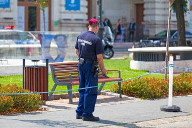Budapeşte, Macaristan - 21 Haziran 2018: Polis kalenin aşağısında devriye geziyor.